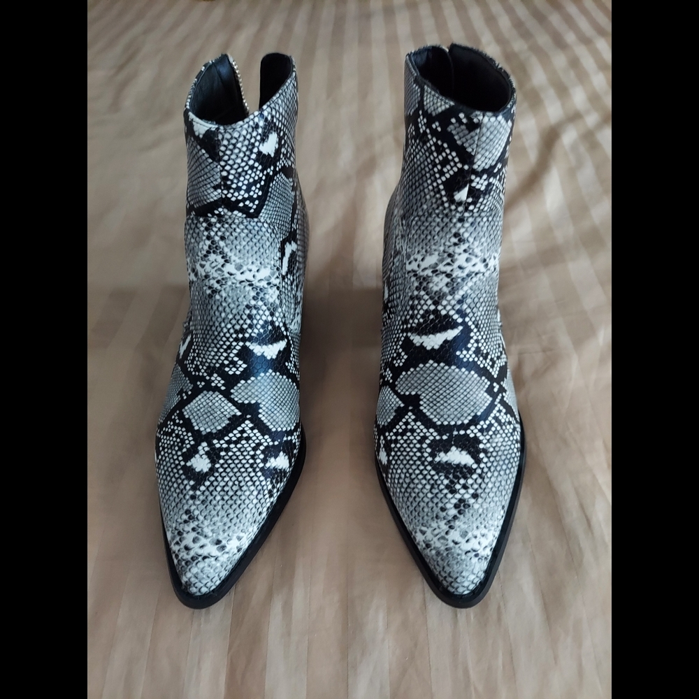Women booties. Snake pattern Size 9. Unworn